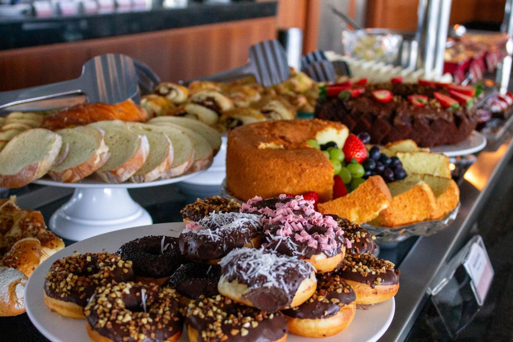 Hotel Senac Ilha Do Boi Vitoria Ngoại thất bức ảnh A selection of cakes